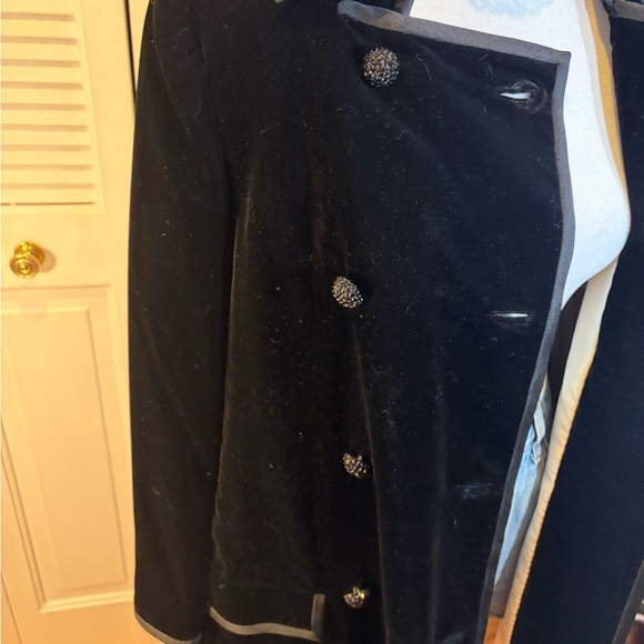 Elegant Black Velvet Women's Coat - Picture 8 of 12
